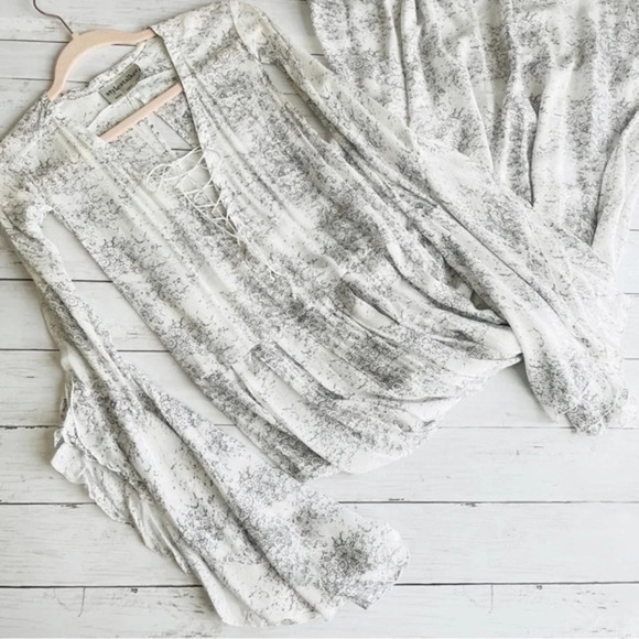 Style Stalker White Print Ruffle Bell Sleeves Lace Up Open Back Boho Dress - Picture 2 of 8